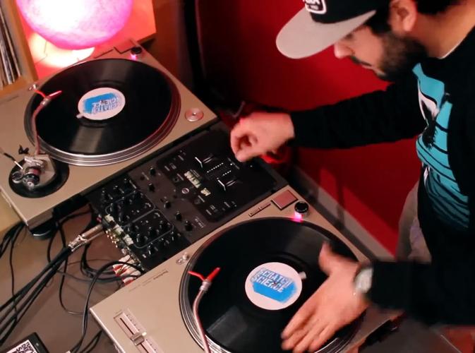 有首dj搓盘音乐叫电花什么