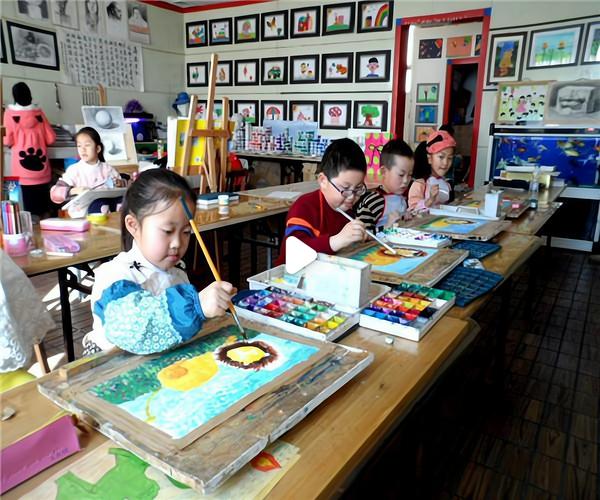 少儿创意美术班投资多少