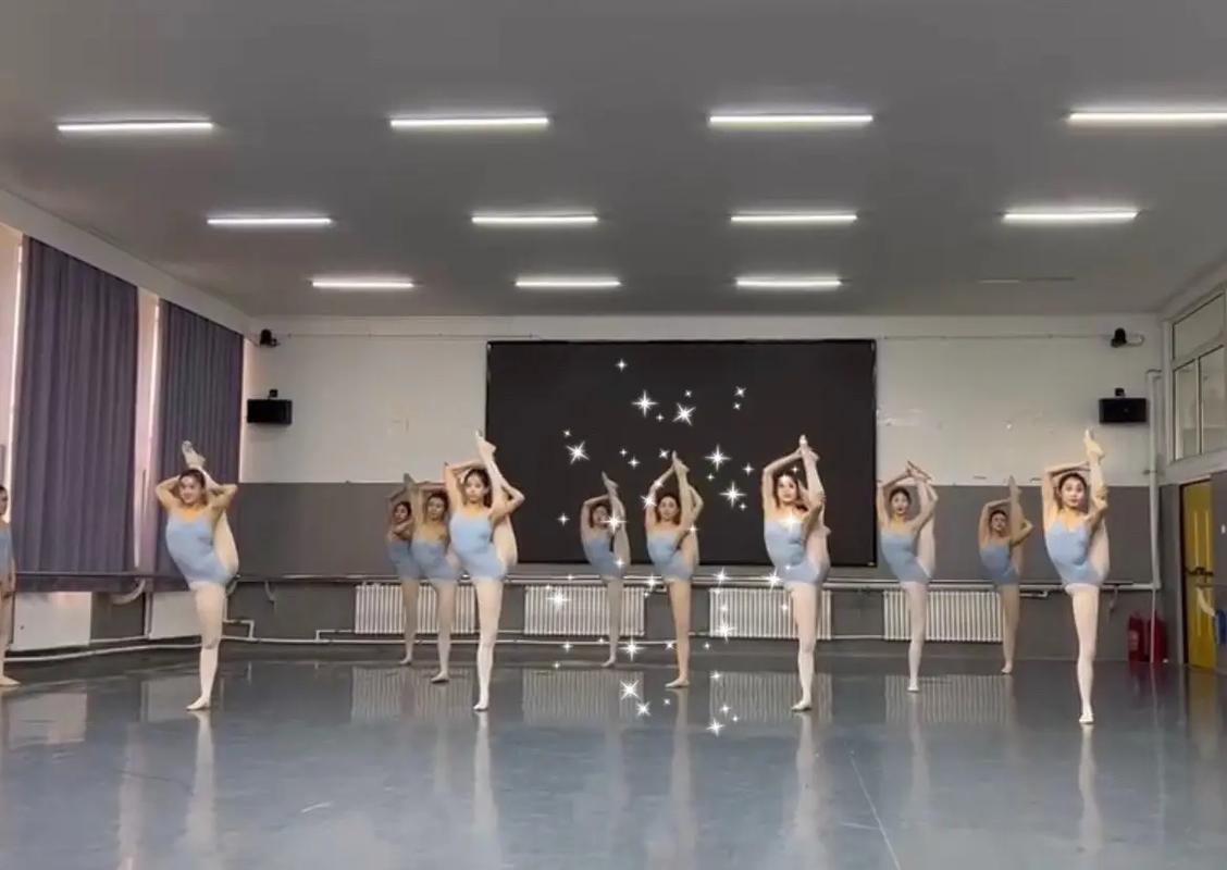 u舞蹈班版跳舞的舞蹈班