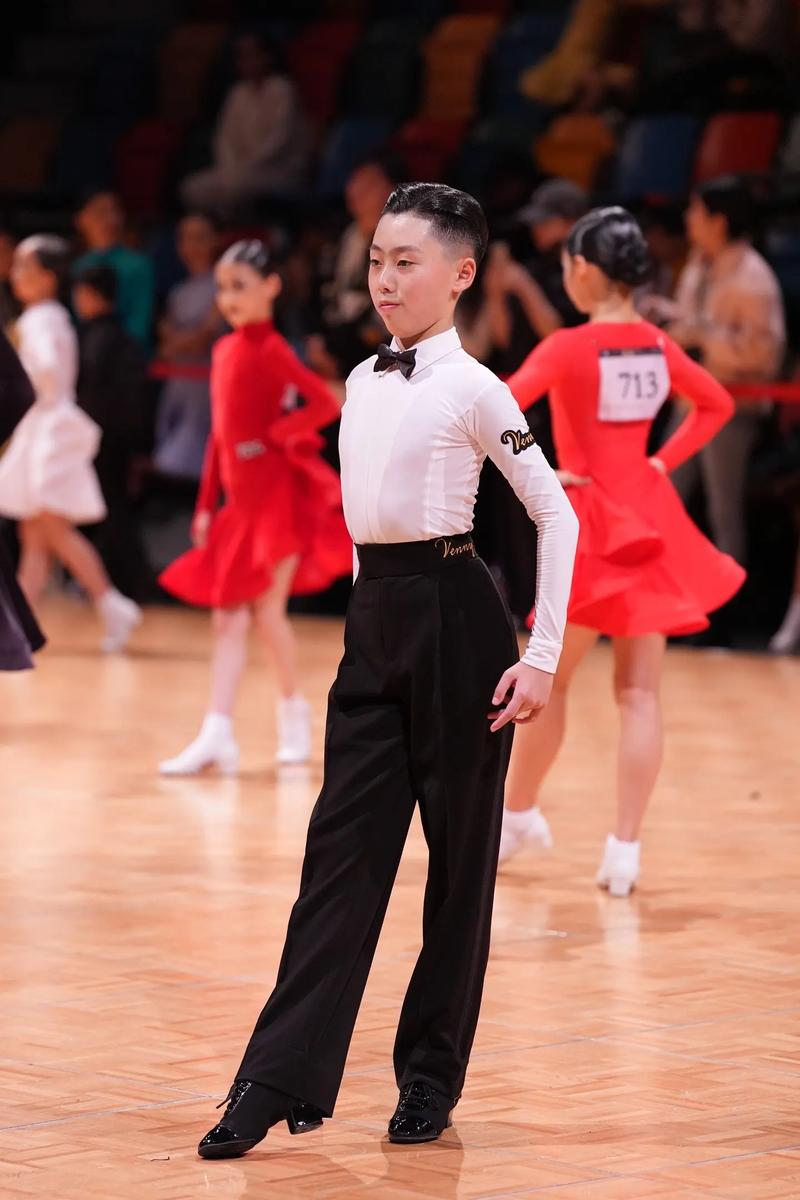 拉丁舞中游走型的舞蹈是