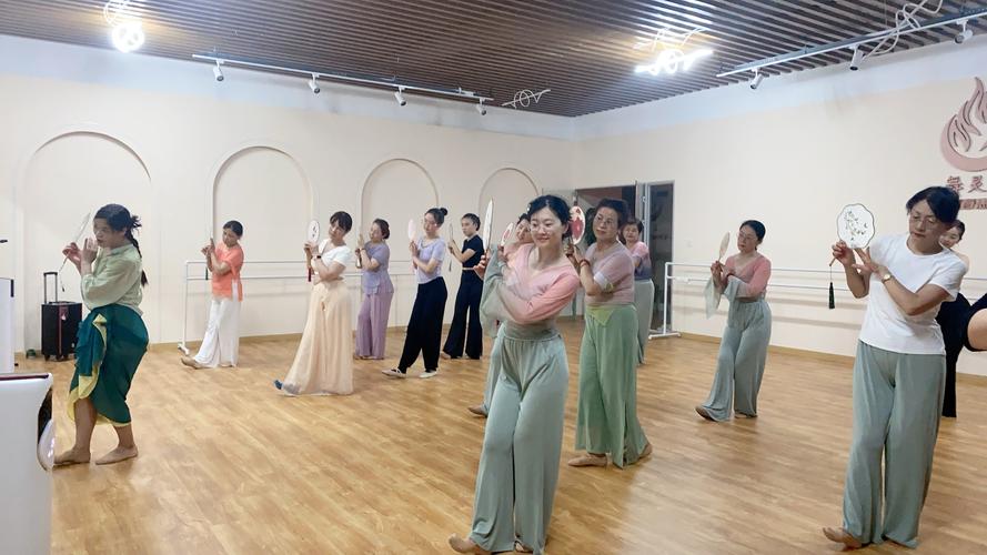 成都成人专业舞蹈学校