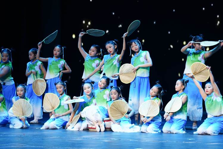 培训学校舞蹈演出主题