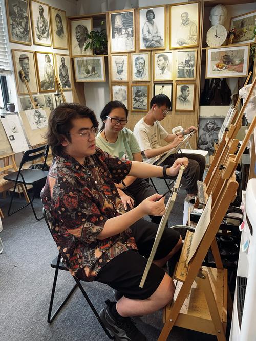 郑州轻工美术生对河南