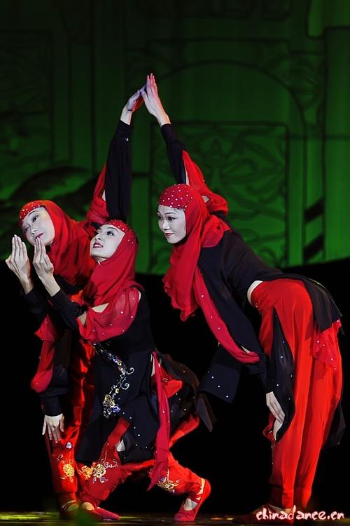 武汉火鸟舞蹈学费多少